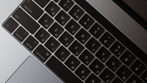 Лазерне гравіювання на клавіатурі MacBook Pro 13 M1 у Львові