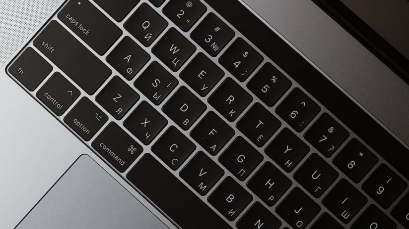 Лазерная гравировка на клавиатуре MacBook Pro 13 M1 во Львове
