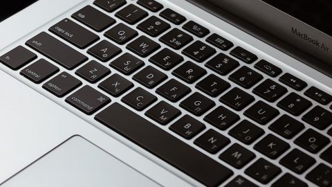 Лазерне гравіювання клавіатури MacBook Air у Львові