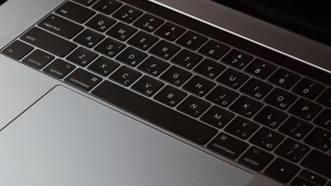 Лазерне гравіювання клавіатури MacBook Pro у Львові