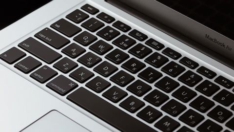 Лазерне гравіювання клавіатури MacBook у Львові