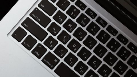 Лазерне гравіювання на клавіатурі MacBook Air 13 M1 у Львові